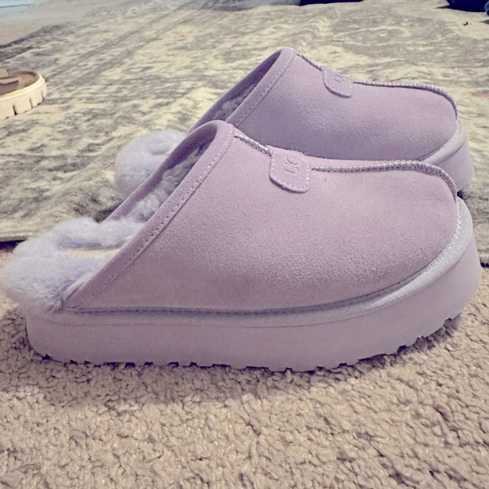 Womens UGG slipper.